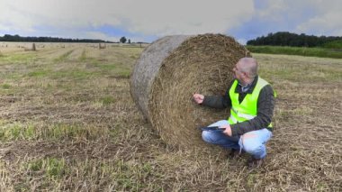 Saman balya kontrol alanında çiftçi