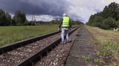 Yürüyüş ve demiryolu kontrol demiryolu işçisi