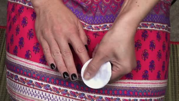 Женщины удаляют лак для ногтей — стоковое видео
