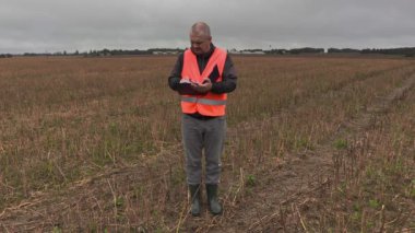 Yazma ve 4 k saman alan üzerinde yürüyen çiftçi