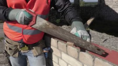 El testeresi kullanarak inşaat işçisi 