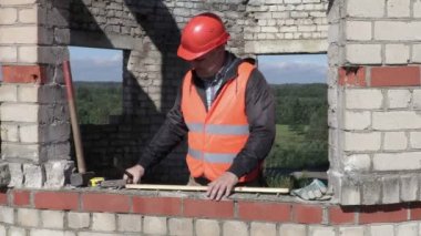 İnşaat işçisi çivi çeker