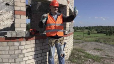Mutlu inşaat işçisi başparmak ortaya çıktı