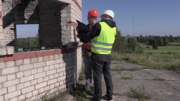 Capataz da construção e trabalhador conversando entre si — Vídeo de Stock