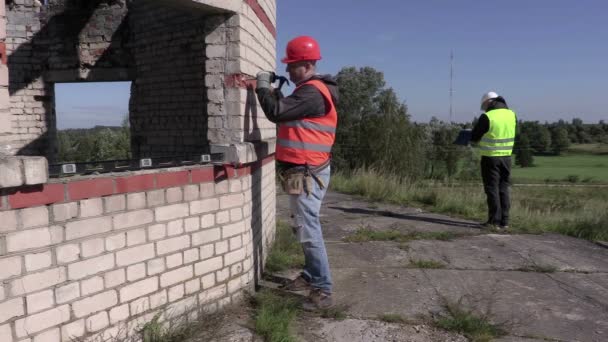 ノミとハンマーで働く建設労働者 — ストック動画