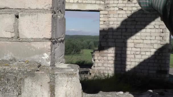 Travailleur de la construction utilisant un marteau de traîneau — Video