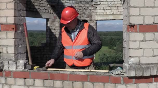 Bouwer met hamer rijdt de spijker naar hout — Stockvideo