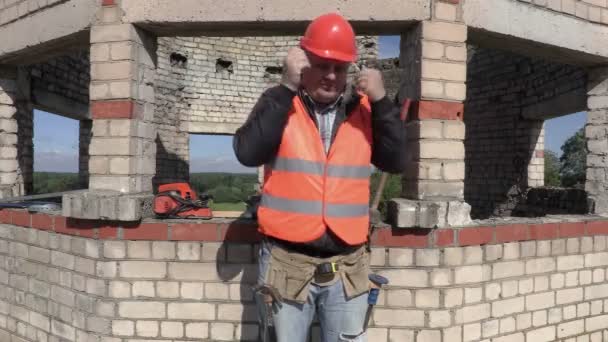 Construction worker suffer from cold — Stock Video