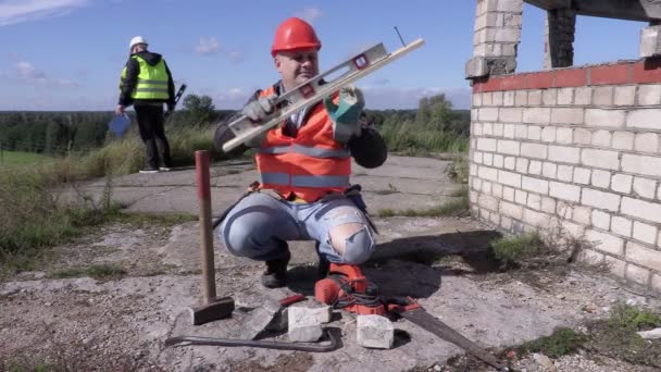 Trabalhador da construção usando nível de espírito — Vídeo de Stock