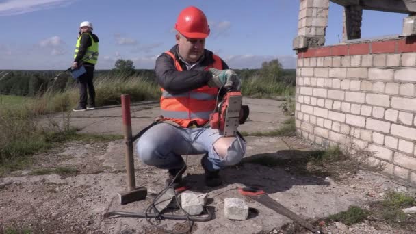 建設労働者を保つ電源コード — ストック動画