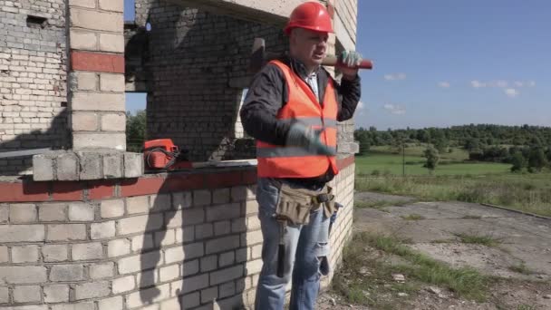 Costruttore arrabbiato con sledgehammer parlando — Video Stock