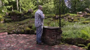 Adam açık kilisenin sunak dua 