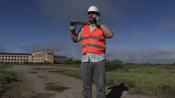 Travailleur avec marteau de traîneau parlant sur smartphone — Video