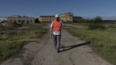 İşçi çekip balyoz ile.