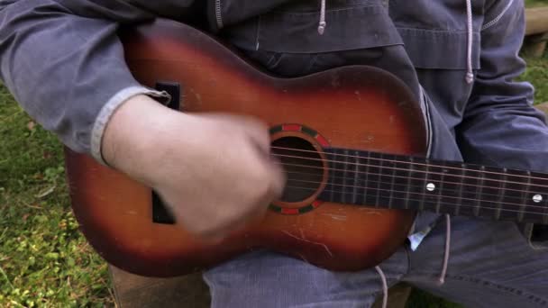 Consegna le corde della chitarra — Video Stock