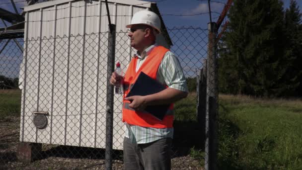 Engenheiro com garrafa de água — Vídeo de Stock