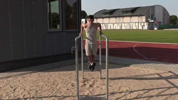 Young athlete executes strength exercises — Stock Video