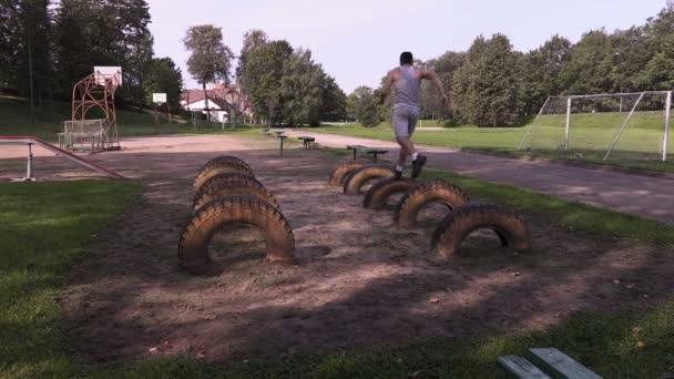 Молодой спортсмен выполняет упражнения на ловкость — стоковое видео