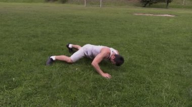 Genç sporcu gönderme yapıyor ups stadyumda çimenlerin üzerinde 