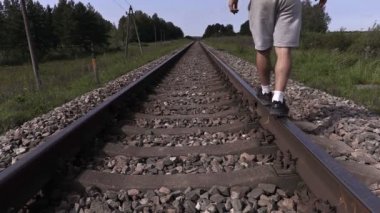 Genç demiryolu üzerinde uzağa gider 