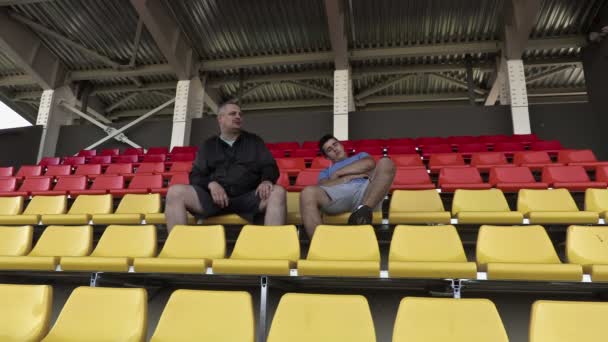 Fan de los deportes despertó amigo en el estadio — Vídeo de stock