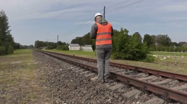 Demiryolu yürüyüş demiryolu işçisi 