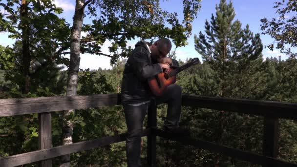 ギターを持つ孤独な男 — ストック動画