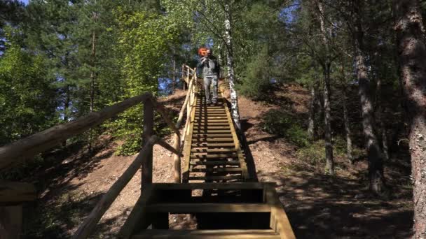 Mannen med gitarr gick nedför trapporna — Stockvideo