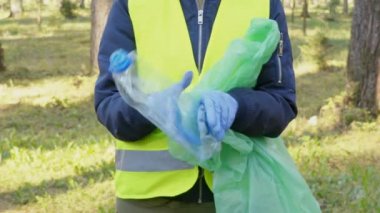 Plastik su şişesini sıkan gönüllü kadın.