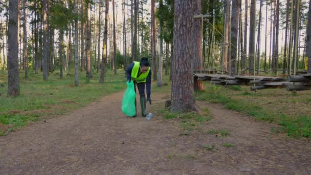 Gönüllü Kadın Parkta Plastik Şişeleri Topluyor — Stok video