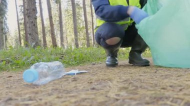 Gönüllü torba içinde plastik çöp topluyor