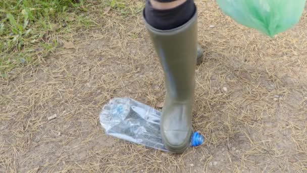 Kobieta Butach Zgniatanie Wody Plastikowe Butelki Zbliżenie — Wideo stockowe
