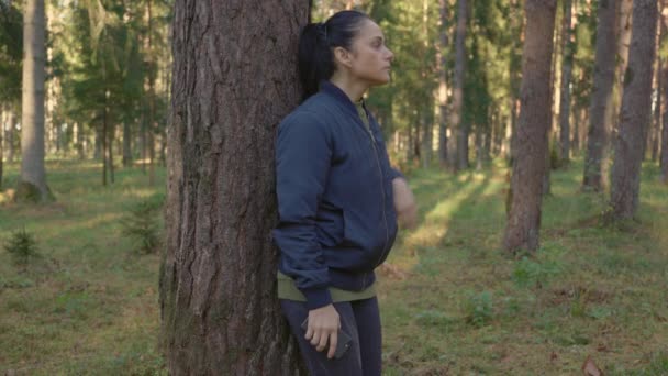 Osamělá Žena Chytrým Telefonem Blízkosti Stromu — Stock video