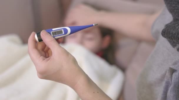 Μητέρα Θερμόμετρο Κοντά Άρρωστο Παιδί — Αρχείο Βίντεο