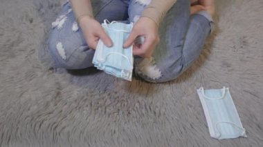 Kadın bütün gün yüz koruma maskesi takıyor.