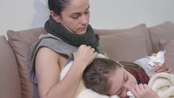 Беспокойная Мать Касается Лба Больной Дочери Лихорадкой — стоковое видео