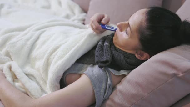 Femeie Bolnavă Care Deține Termometer Gripa Conceptul Frig — Videoclip de stoc