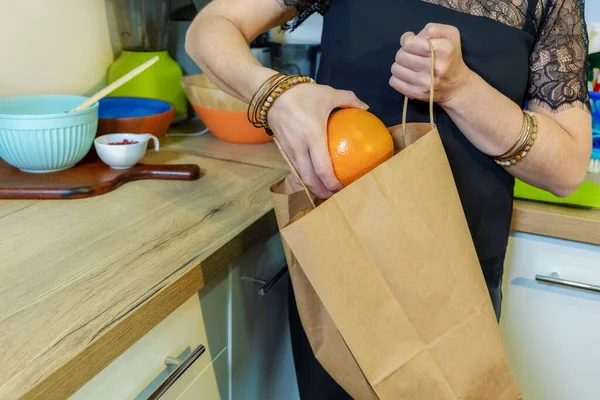 Vrouw Haalt Fruit Uit Papieren Zak — Stockfoto