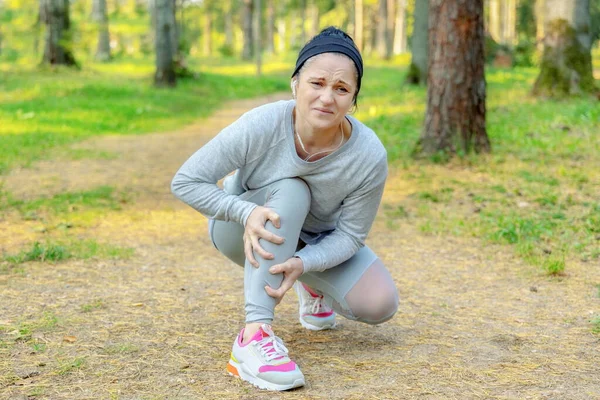 Park Yolunda Yaralı Ağrılı Bir Kadın Koşucu — Stok fotoğraf