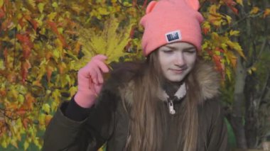 Küçük kız ılık bir sonbahar gününde. 