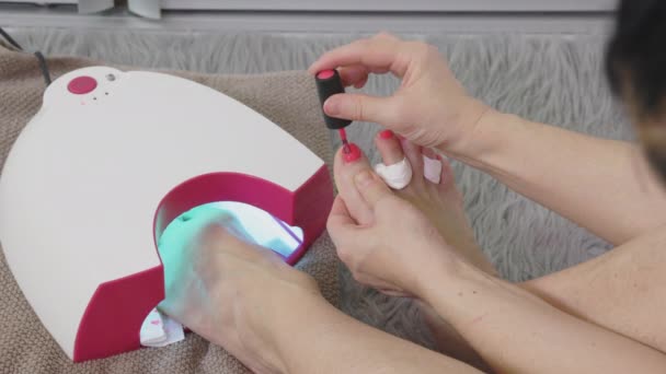 Mulher Casa Fazendo Manicure Pedicure Para Mesma — Vídeo de Stock