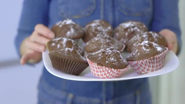 Femme Tenant Une Assiette Muffins Chocolat — Video