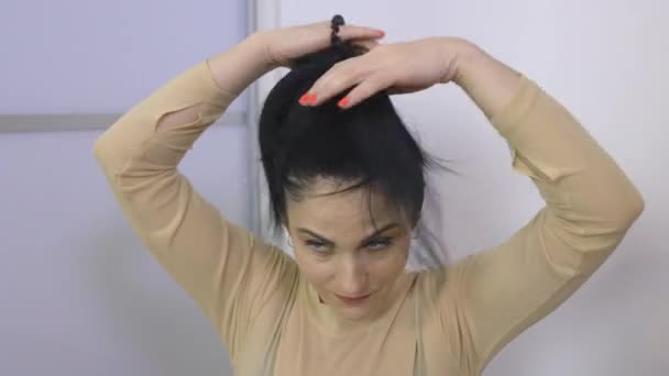 Mulher Mudando Seu Penteado Casa — Vídeo de Stock