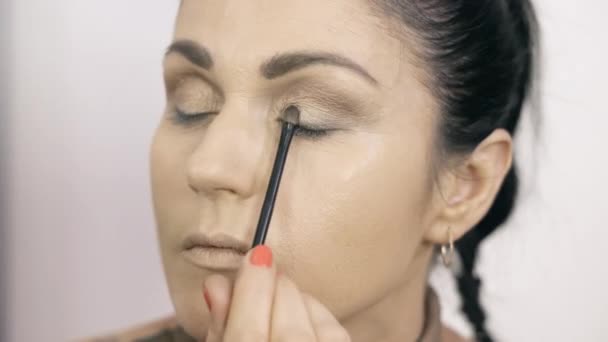 Makeup Καλλιτέχνης Εφαρμογή Σκιά Ματιών Για Τον Εαυτό Της — Αρχείο Βίντεο