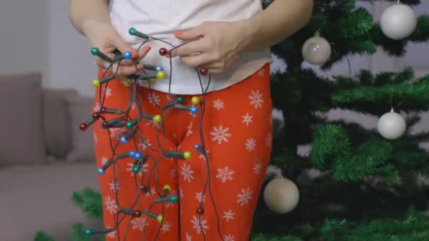 Mujer Colgando Luces Árbol Navidad — Vídeos de Stock