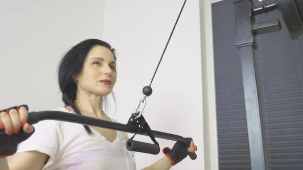 Kobieta Robi Ćwiczenia Dla Ramion Pleców — Wideo stockowe