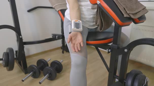 Mulher Sentada Banco Fitness Verificando Pressão Arterial Conceito Cuidados Saúde — Vídeo de Stock