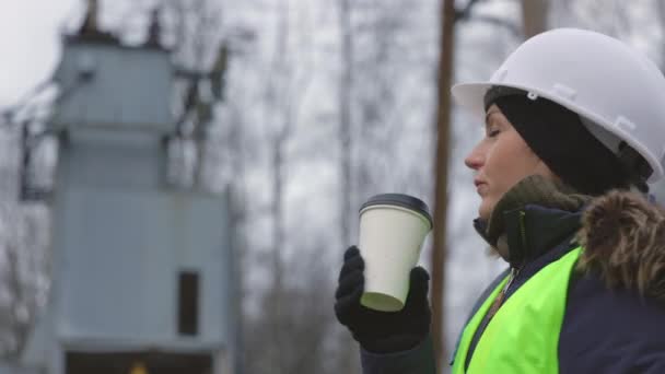 Ingeniera Eléctrica Bebe Café Cerca Ubicación Del Transformador Alto Voltaje — Vídeos de Stock