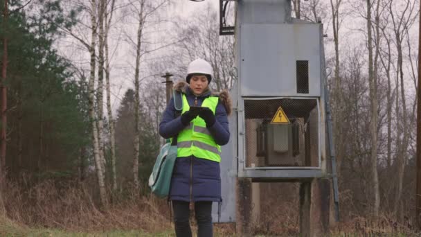 Kobieta Inżynier Elektryk Robi Zdjęcia Pobliżu Transformatora Wysokiego Napięcia — Wideo stockowe