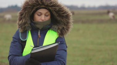Kadın çiftçi sonbahar otlağındaki inek sürüsünü teftiş ediyor. Tarım ve tarım kavramı